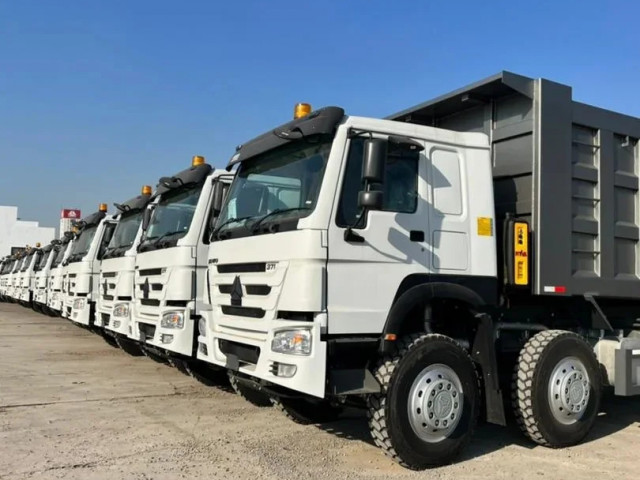 Différents Sinotruck Howo, Remorques - Conteneurs, Conakry