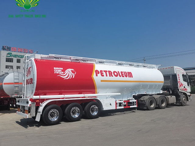 Différents Sinotruck Howo, Remorques - Conteneurs, Conakry