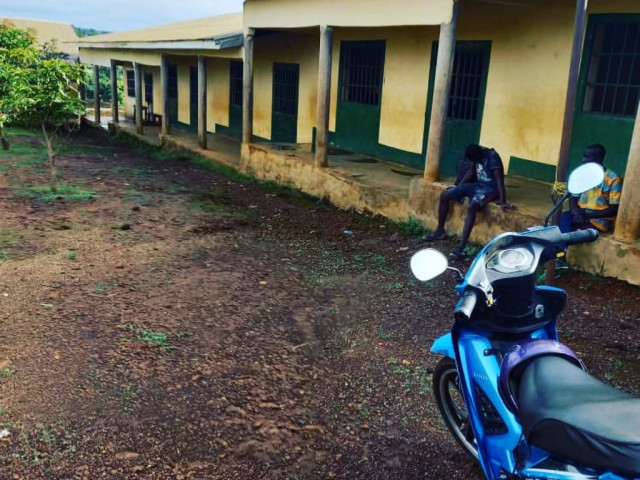 Bâtiment à Kagbelen, Locaux Commerciaux, Conakry
