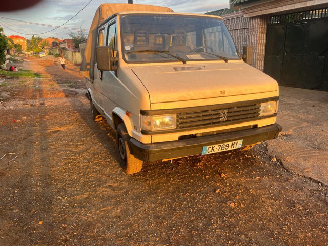 Peugeot J5, Voitures, Conakry