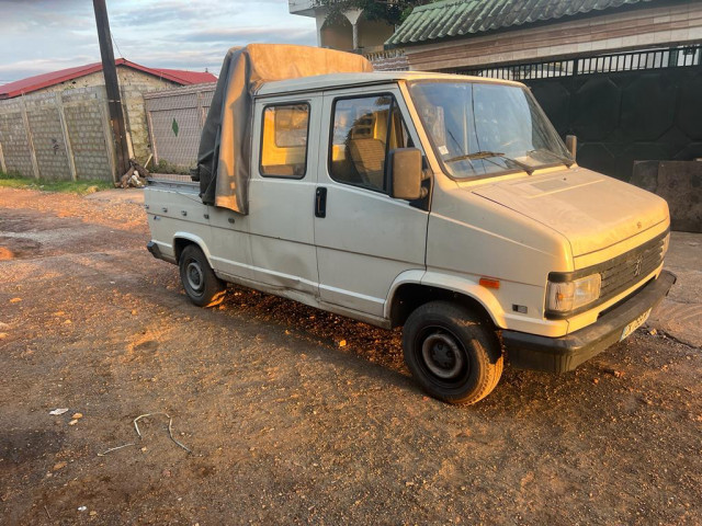 Peugeot J5, Voitures, Conakry