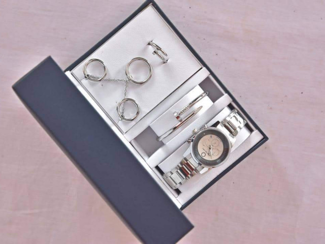 Différentes Bijoux, Bijoux - Montres, Conakry
