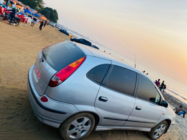 Nissan Almera Tino, Voitures, Conakry