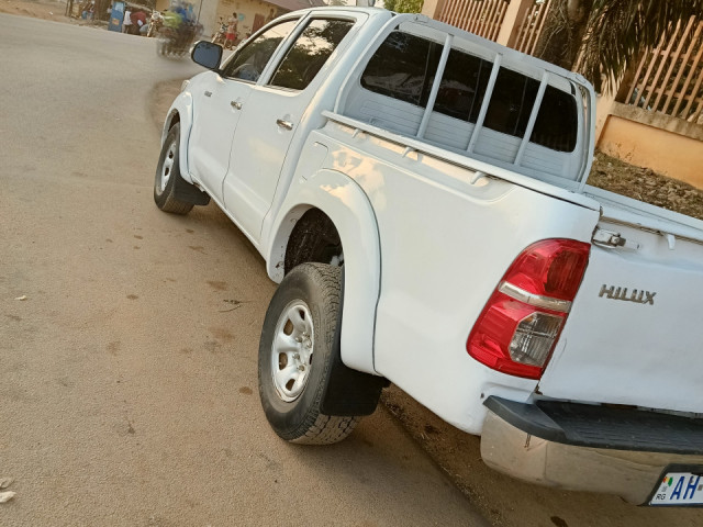 Toyota Hilux, Voitures, Nzérékoré