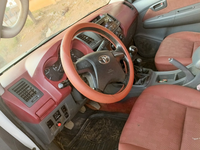 Toyota Hilux, Voitures, Nzérékoré