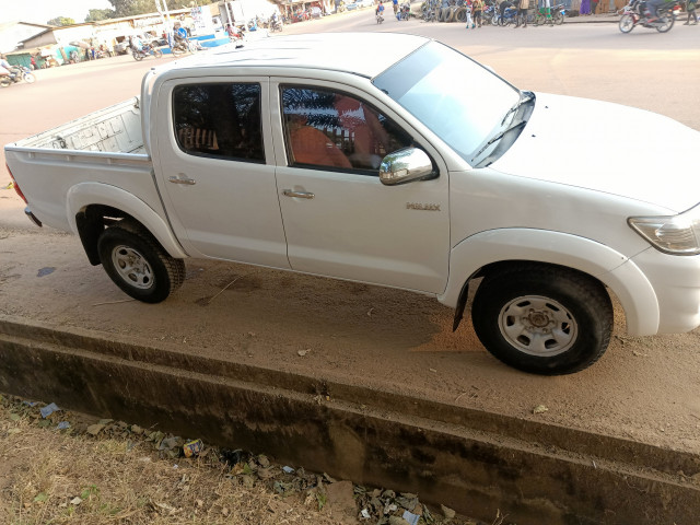 Toyota Hilux, Voitures, Nzérékoré