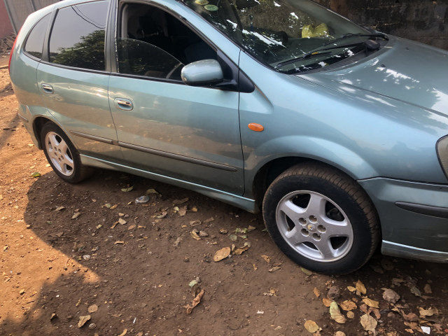 Nissan Almera Tino, Voitures, Conakry