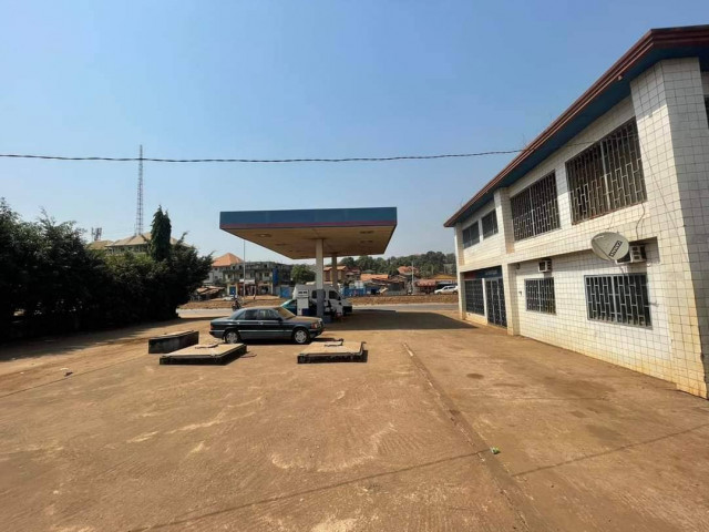 Station Service ร Kountia, Locaux Commerciaux, Conakry