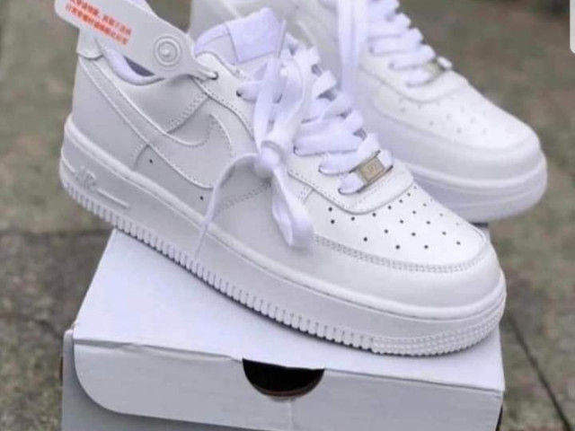 Différentes Chaussures, Chaussures, Conakry