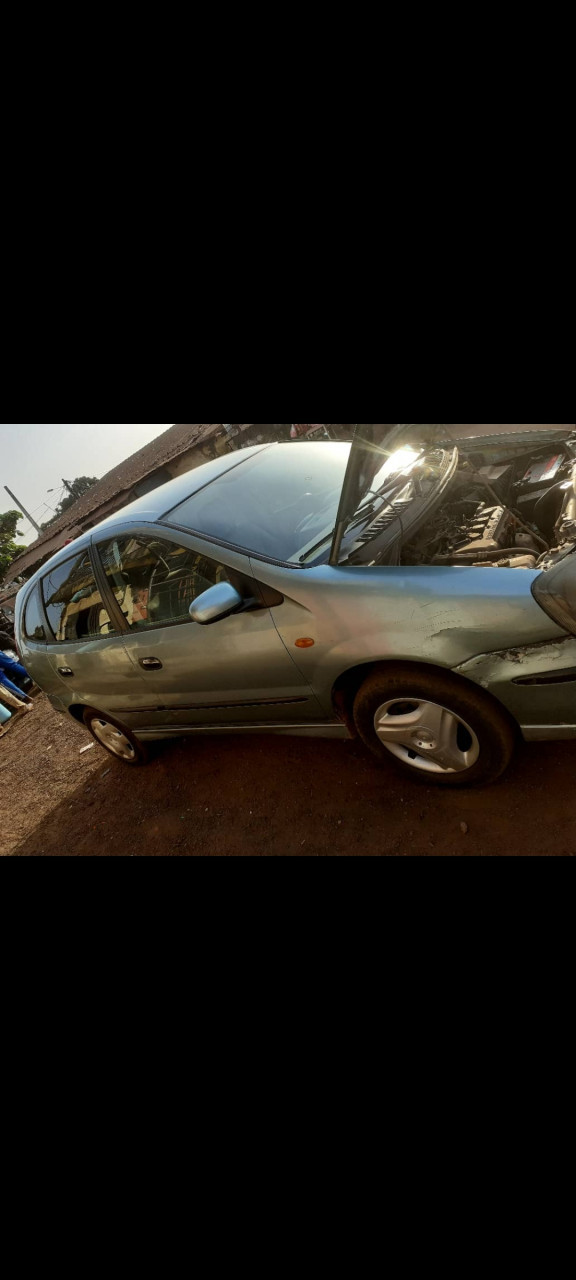Nissan Almera Tino, Voitures, Conakry