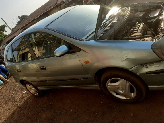 Nissan Almera Tino, Voitures, Conakry
