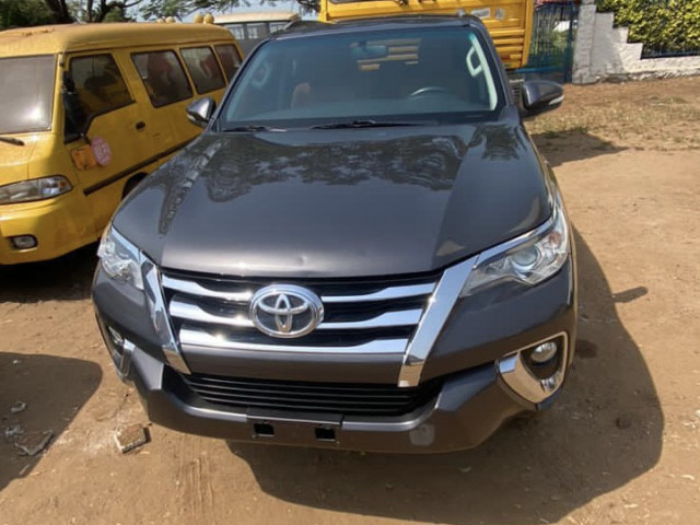 Toyota Fortuner, Voitures, Conakry