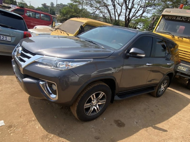 Toyota Fortuner, Voitures, Conakry
