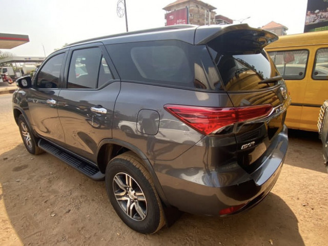 Toyota Fortuner, Voitures, Conakry