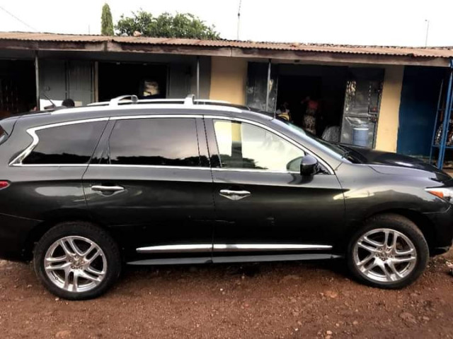 Infiniti JX35, Voitures, Conakry