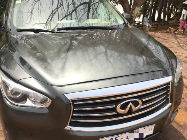 Infiniti JX35, Voitures, Conakry