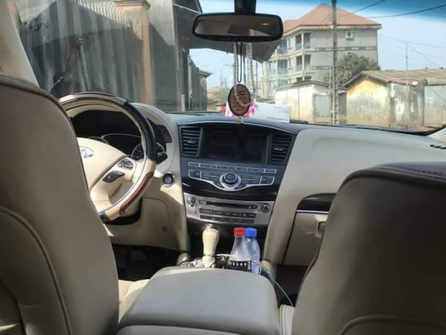Infiniti JX35, Voitures, Conakry