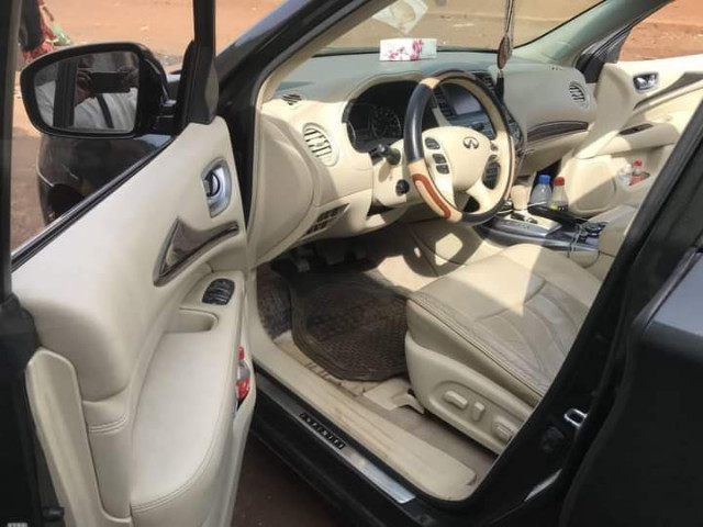 Infiniti JX35, Voitures, Conakry