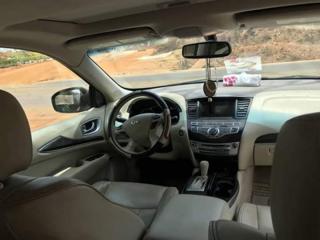 Infiniti JX35, Voitures, Conakry