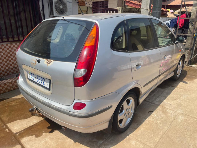 Nissan Almera Tino, Voitures, Conakry