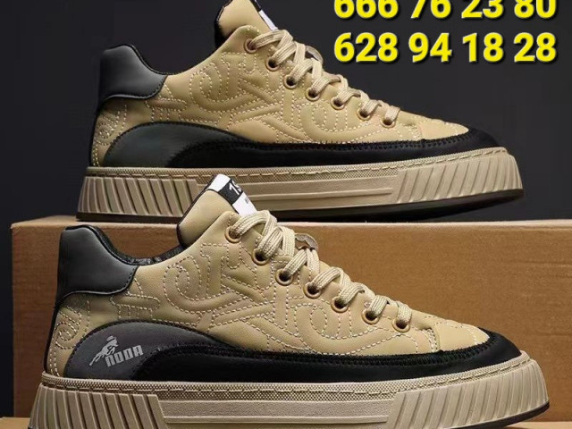 Différentes Chaussures, Chaussures, Conakry