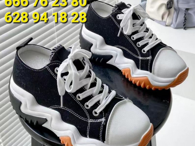 Différentes Chaussures, Chaussures, Conakry