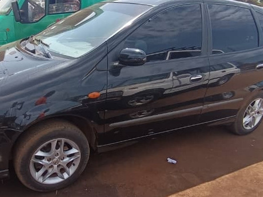 Nissan Almera Tino, Voitures, Conakry