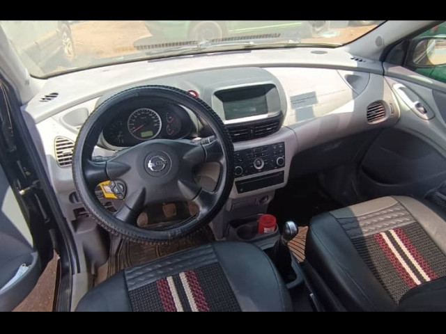 Nissan Almera Tino, Voitures, Conakry