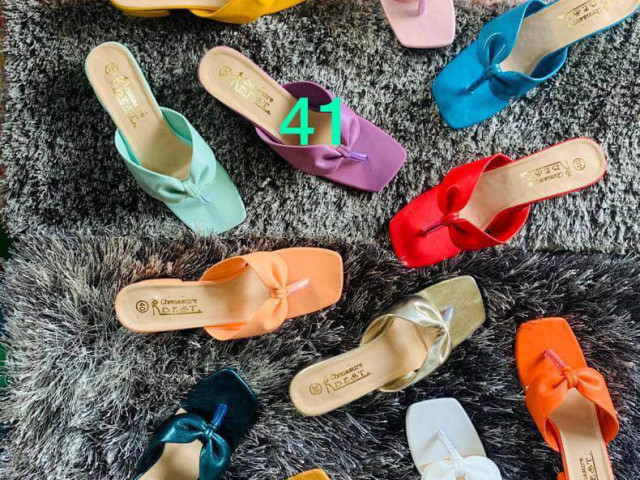 Différentes Chaussures, Vêtements, Conakry