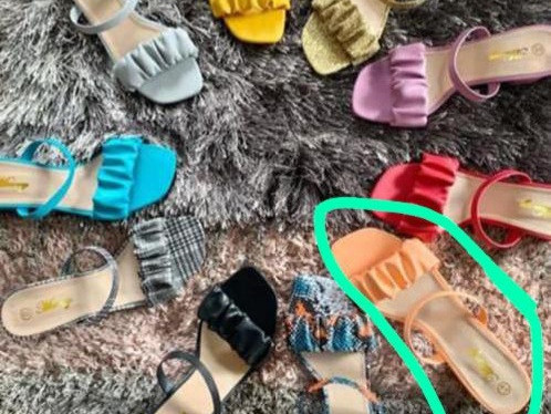 Différentes Chaussures, Vêtements, Conakry