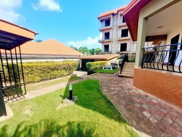 Bâtiment à Lambanyi, Maisons, Conakry