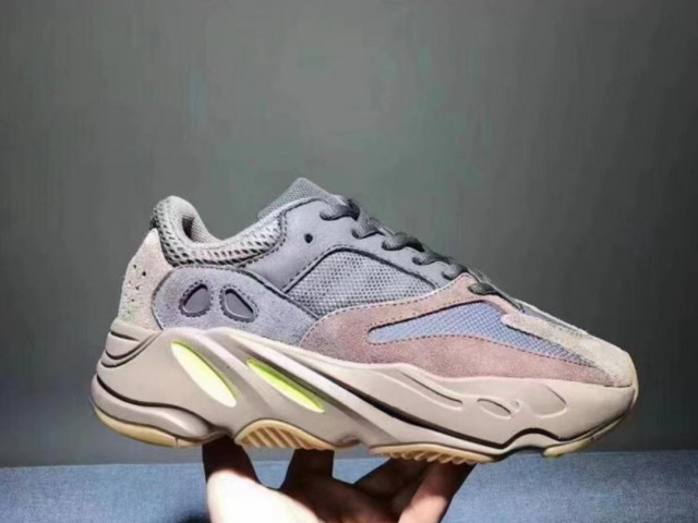 Différentes Chaussures Yezzy 700, Vêtements, Conakry