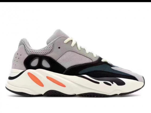 Différentes Chaussures Yezzy 700, Vêtements, Conakry