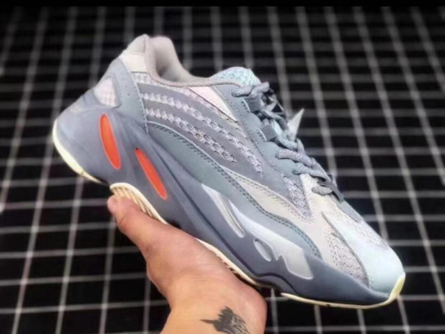 Différentes Chaussures Yezzy 700, Vêtements, Conakry