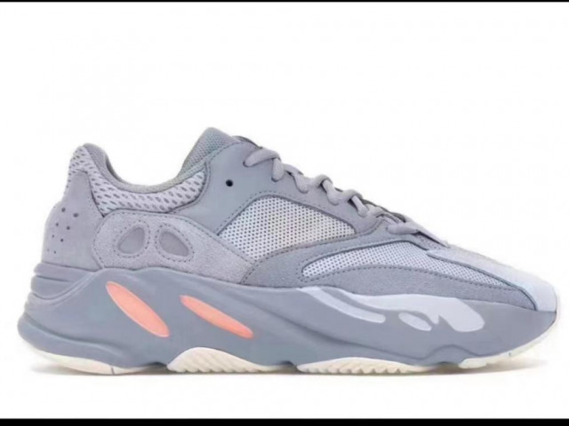 Différentes Chaussures Yezzy 700, Vêtements, Conakry