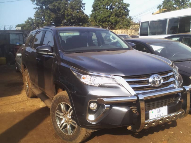 Toyota Fortuner, Voitures, Conakry