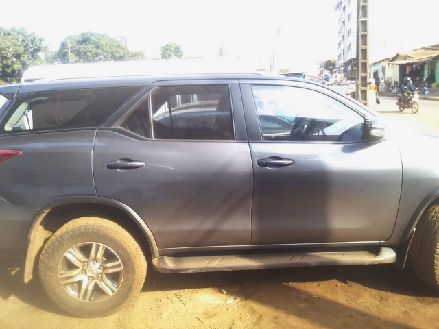 Toyota Fortuner, Voitures, Conakry