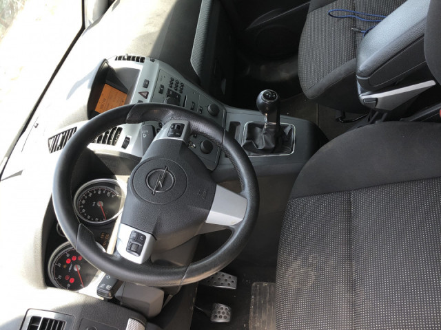 Opel Zafira, Voitures, Conakry