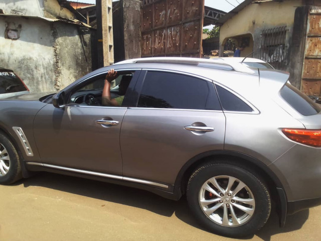 Infiniti FX35, Voitures, Conakry