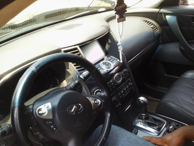 Infiniti FX35, Voitures, Conakry