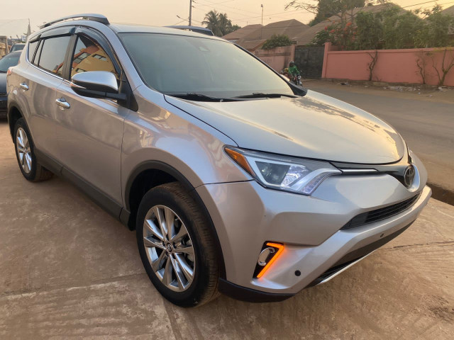 Toyota RAV4, Voitures, Conakry