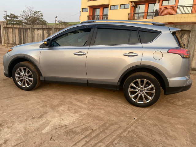 Toyota RAV4, Voitures, Conakry