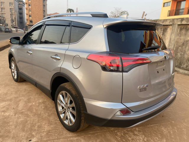 Toyota RAV4, Voitures, Conakry