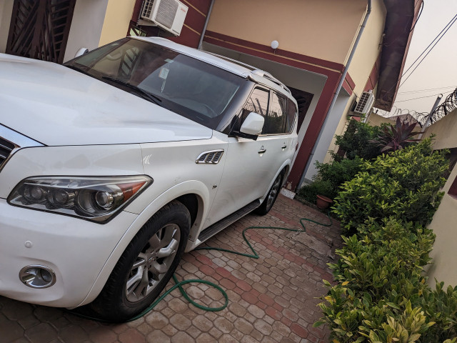 Infinity QX80, Voitures, Conakry