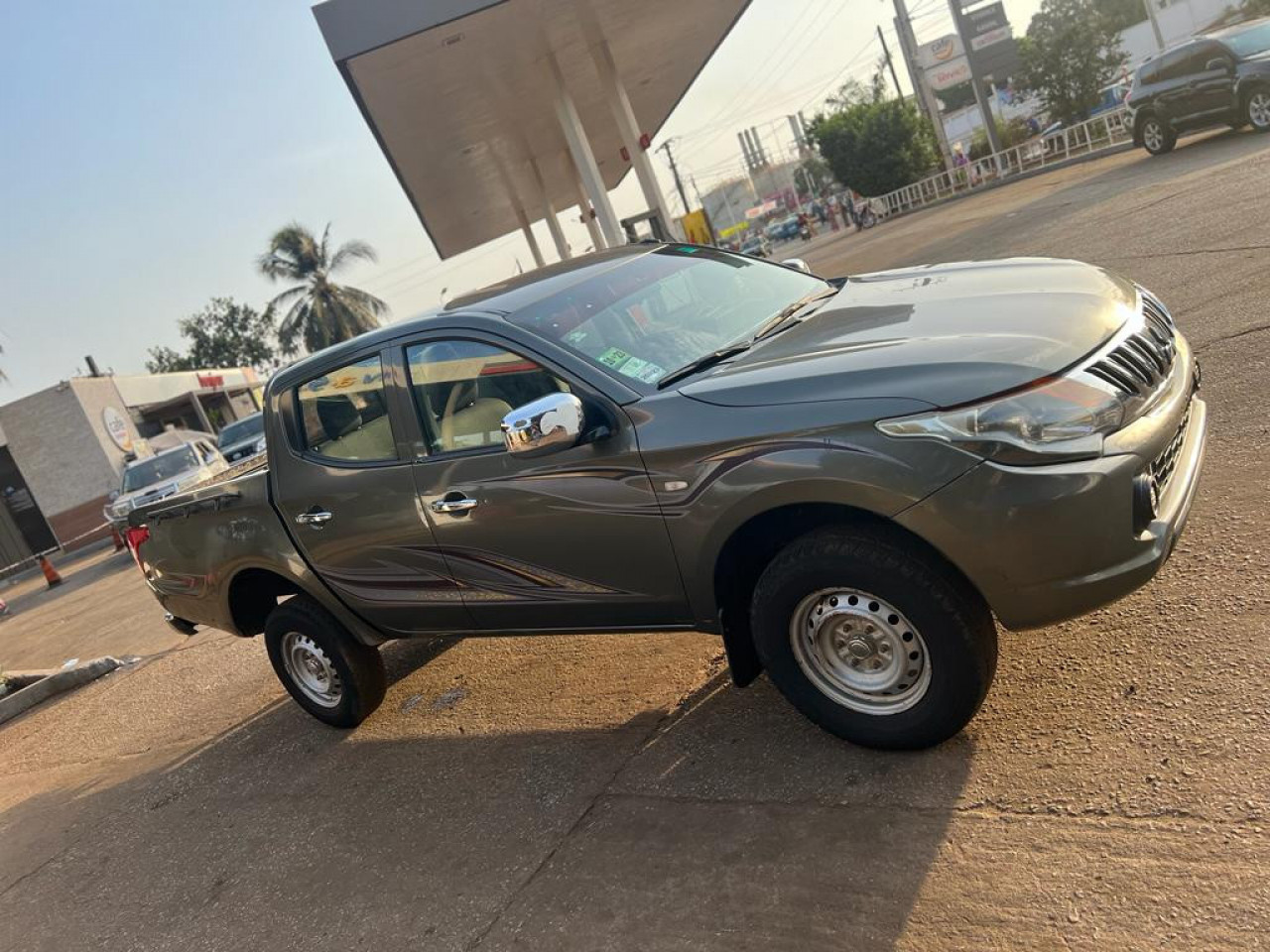 Mitsubishi L200, Voitures, Conakry