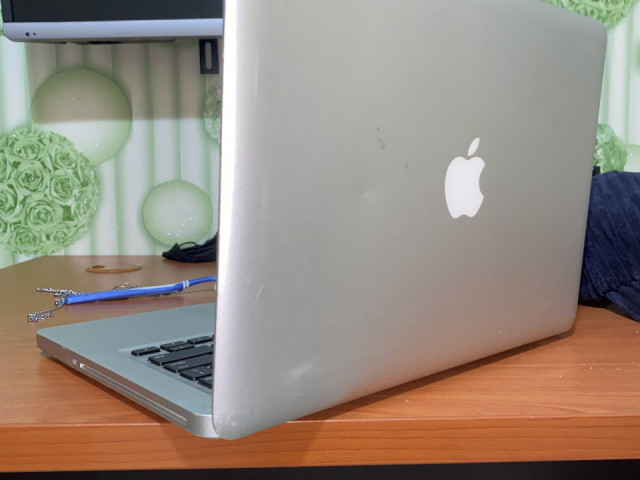 Apple MacBook Pro, Téléphones Mobiles, Conakry
