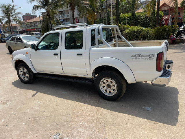 Nissan Navara, Voitures, Conakry