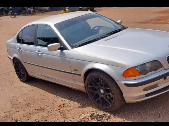 BMW Série 3, Voitures, Conakry
