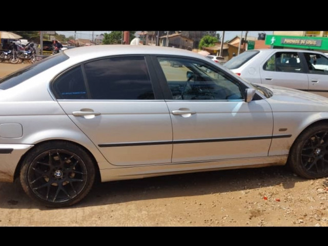 BMW Série 3, Voitures, Conakry