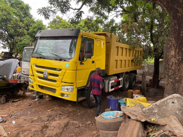 Sinotruk Howo 371, Camions - Autobus, Conakry